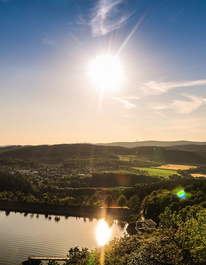 Natururlaub Sauerland Haus Dumicketal Sonnige Landschaft im Sauerland mit See, Wald und Hügeln