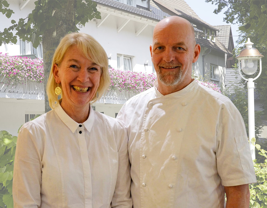 Familie Lütticke Haus Dumicketal Sauerland Martin und Martina Lütticke in Küchenkleidung vor dem Haus Dumicketal
