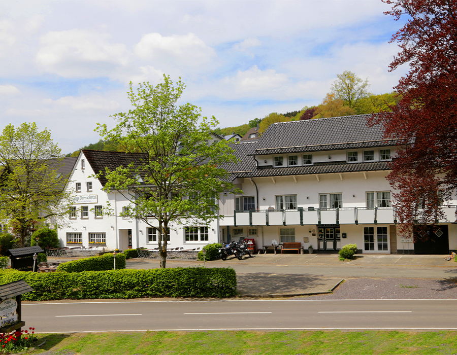 Hotel Restaurant Haus Dumicketal Drolshagen Außenansicht des Haus Dumicketal mit weißer Fassade, Balkonen und Eingangsbereich