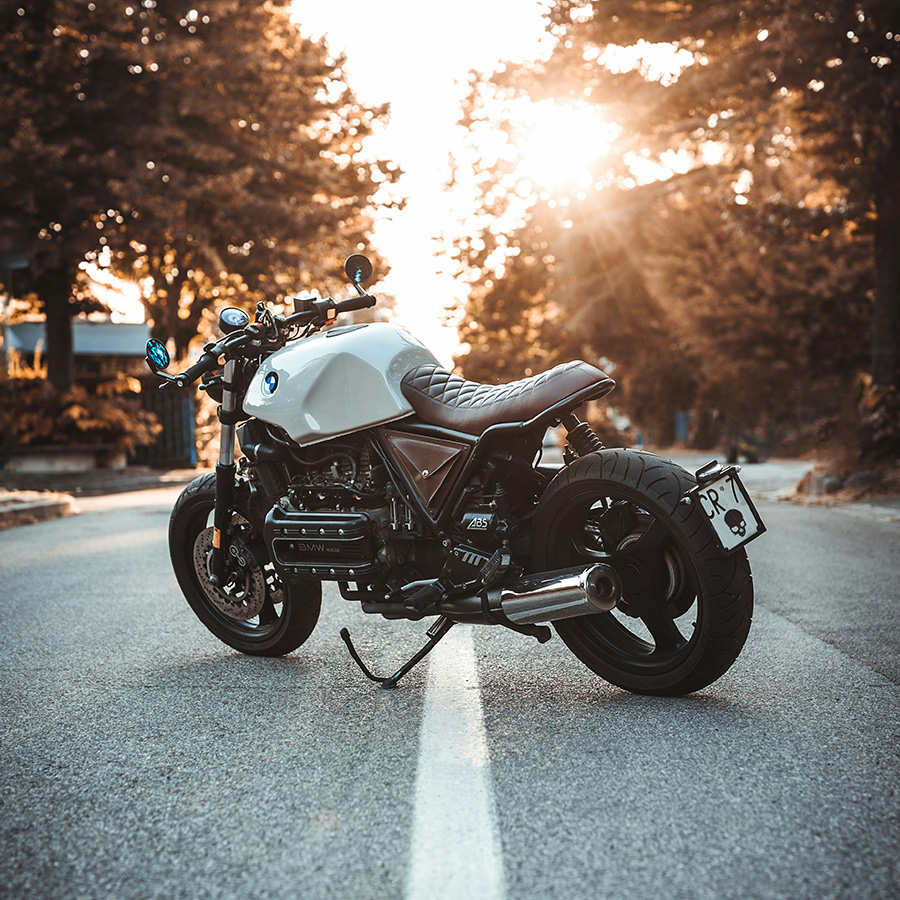 Biker Weekend Sauerland Haus Dumicketal Motorrad auf einer Straße bei Sonnenuntergang