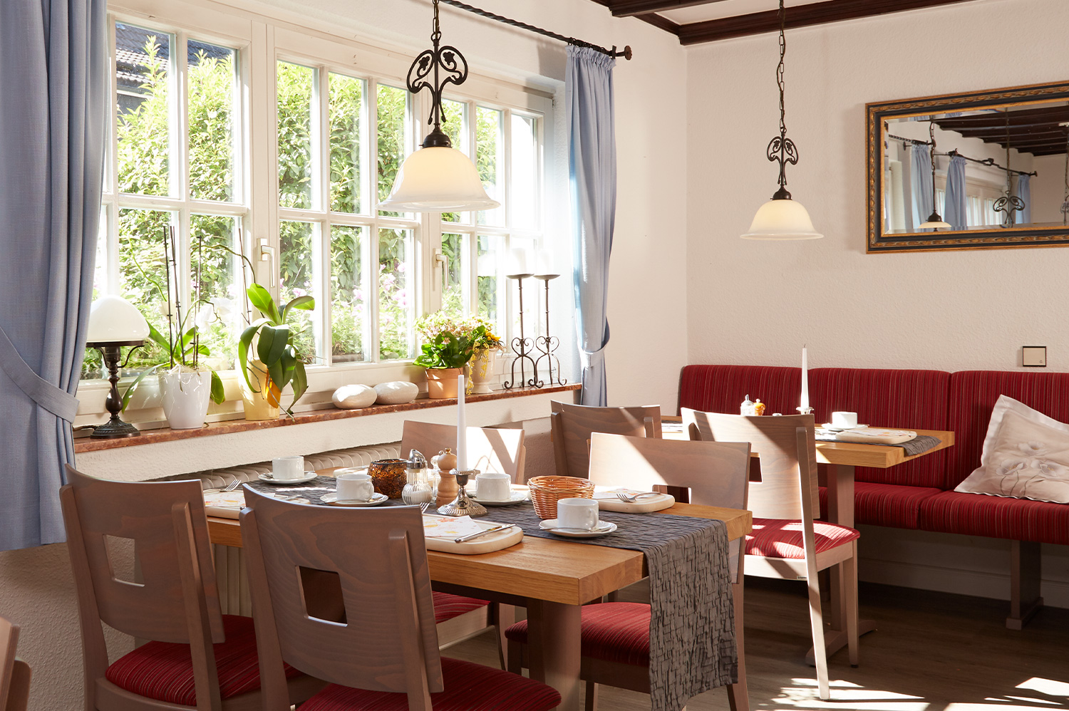 Hotel Restaurant Sauerland Haus Dumicketal Heller Gastraum im Haus Dumicketal mit gedeckten Tischen und gemütlicher Einrichtung