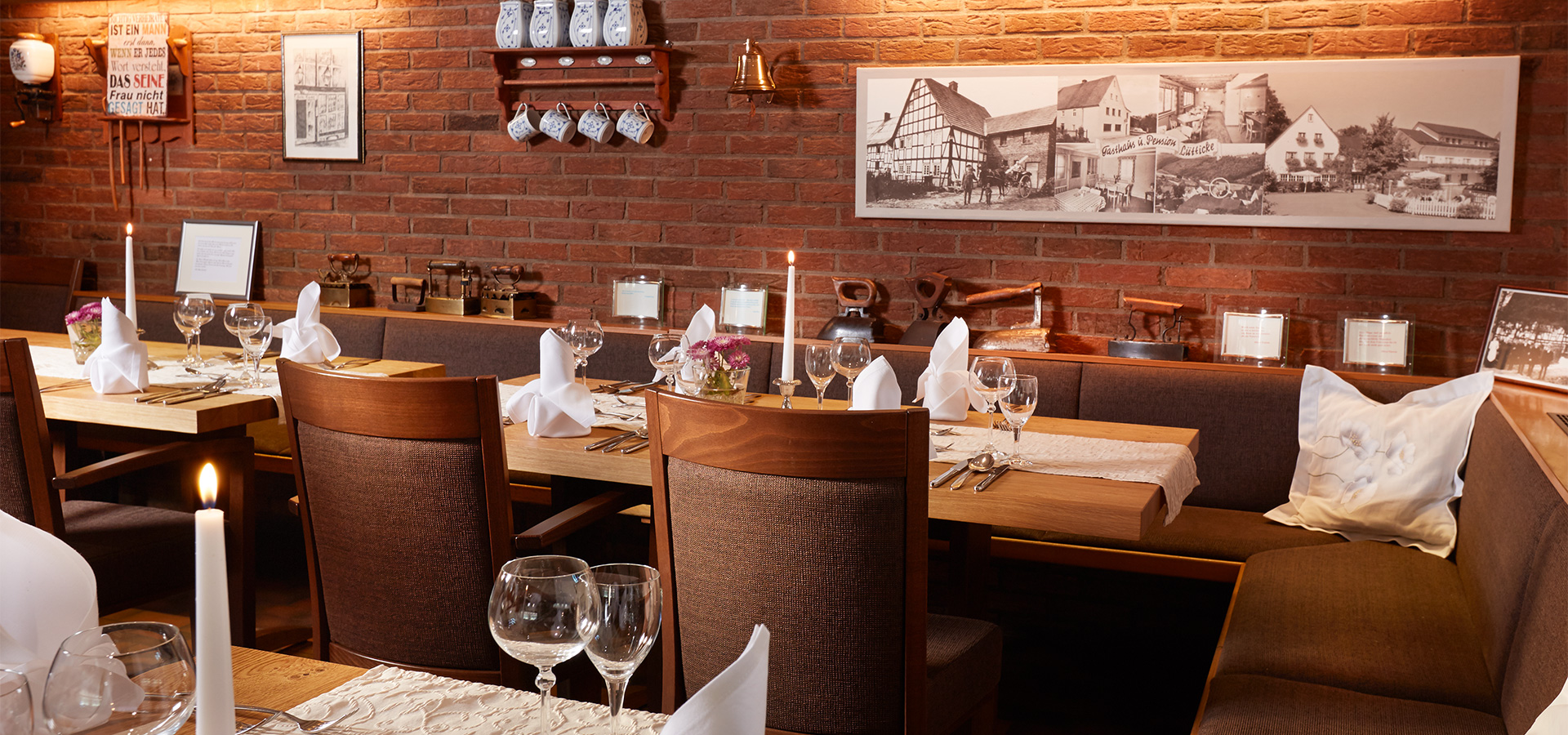 Rustikaler Restaurantbereich im Haus Dumicketal mit gedecktem Tisch und Backsteinwand