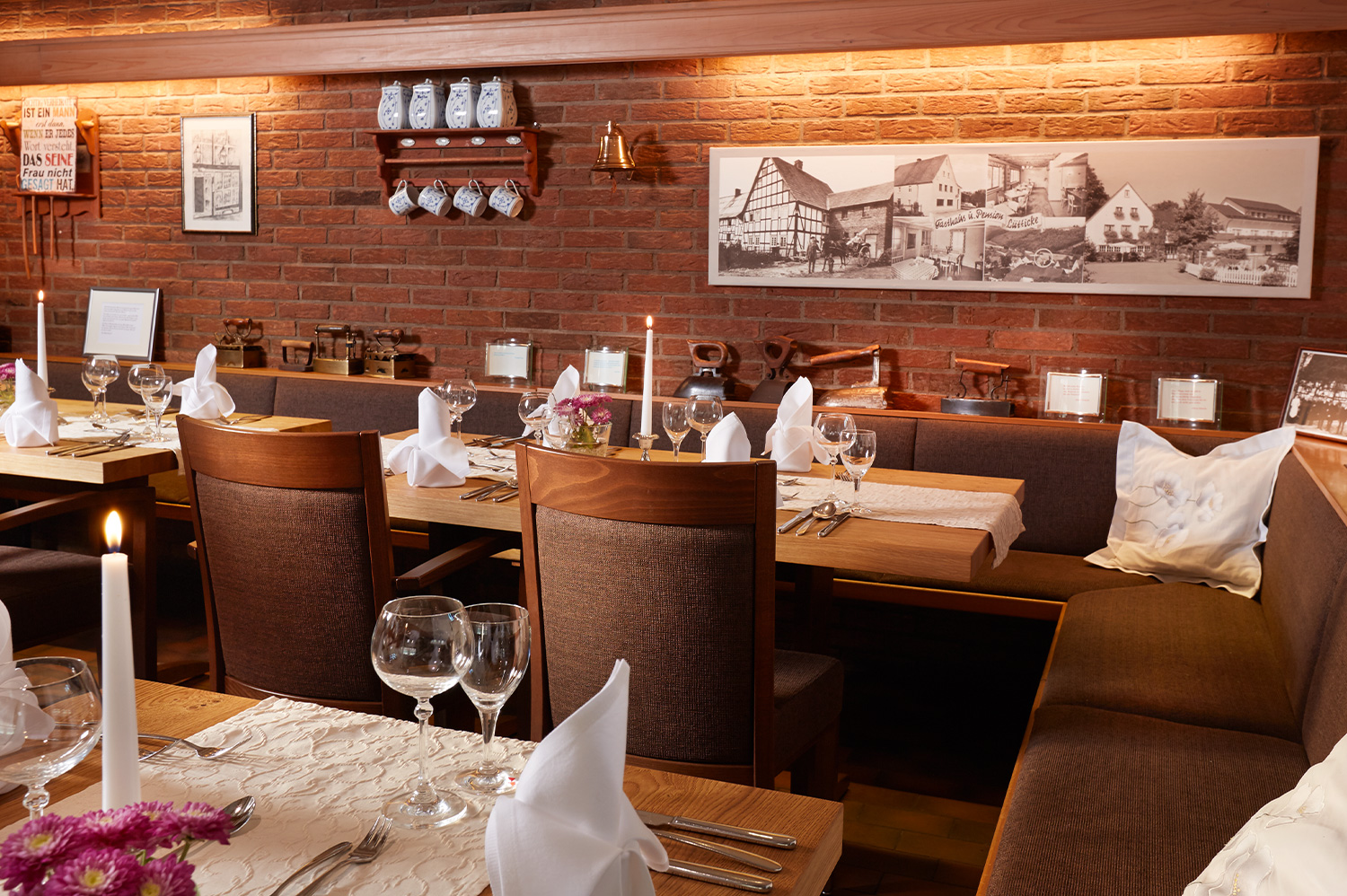 Restaurant Groute Stube Haus Dumicketal Gedeckter Tisch in der rustikalen Groute Stube im Haus Dumicketal