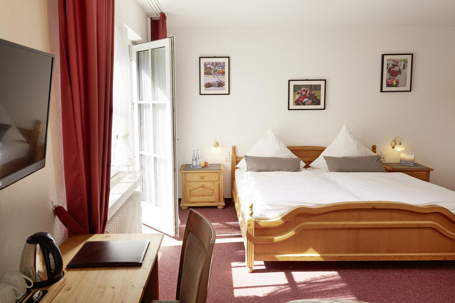Gästezimmer Sauerland Haus Dumicketal Gemütliches Gästezimmer im Landhausstil mit Doppelbett, Nachttisch und rotem Vorhang