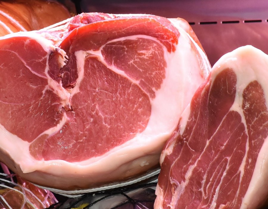 Hausgemachte Spezialitäten Sauerland Dumicketal Frischer Schinken als hausgemachte Spezialität im Haus Dumicketal