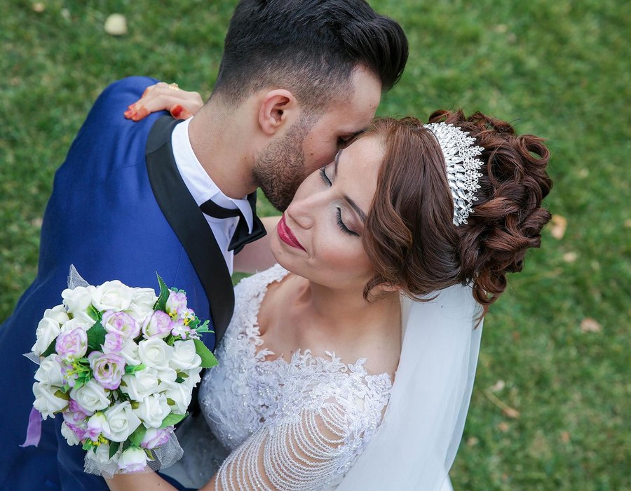 Hochzeit feiern Sauerland Haus Dumicketal Hochzeitspaar im Grünen mit Brautstrauß bei einer Hochzeitsfeier