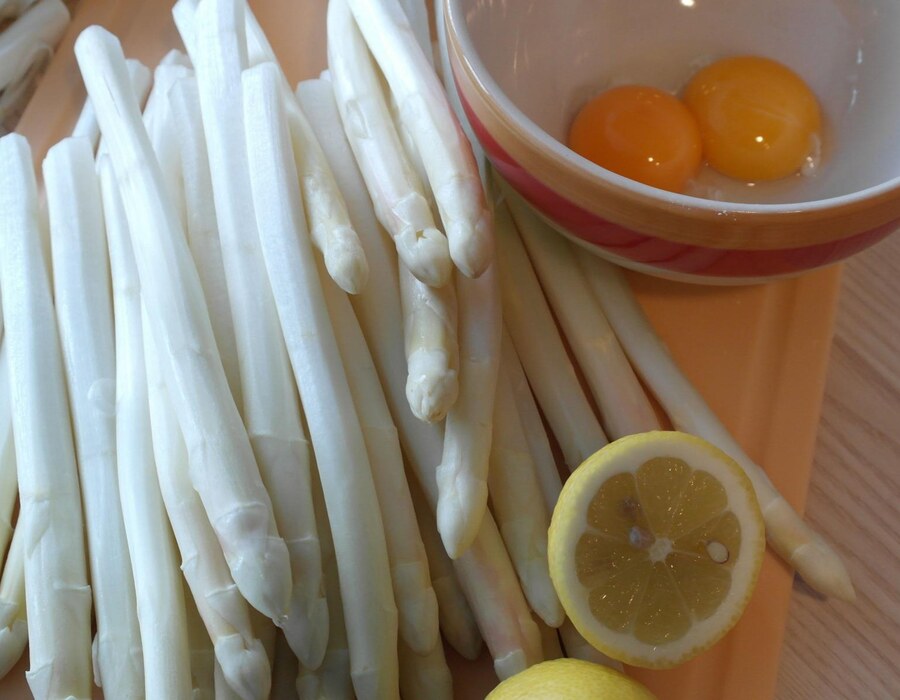 Weißer Spargel mit Eigelb und Zitrone als saisonale Zutat für Spargelgerichte