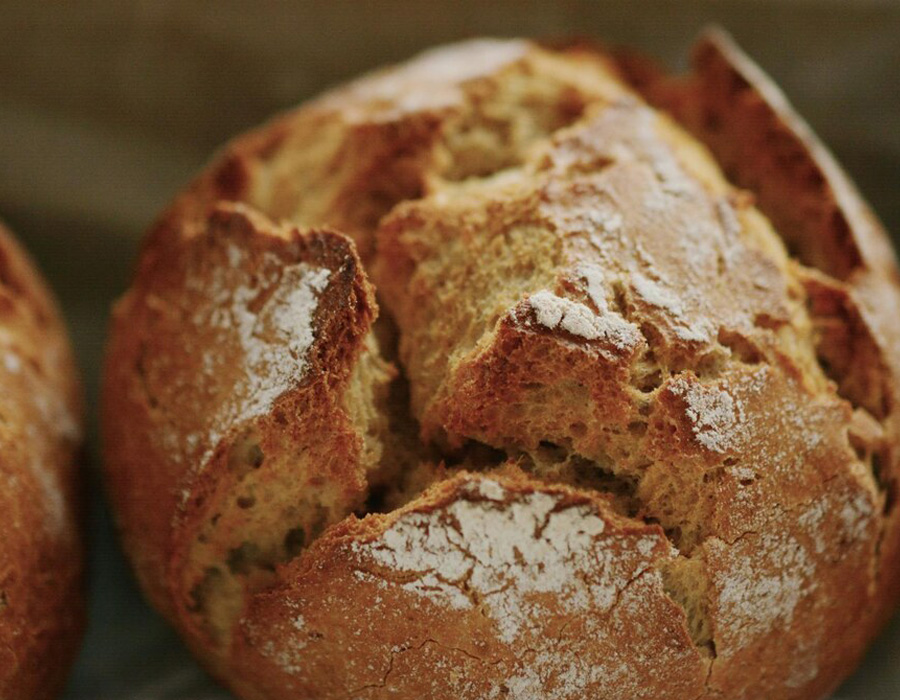 Frisches Brot Backstube Haus Dumicketal Frisch gebackenes Brot mit knuspriger Kruste aus der Backstube