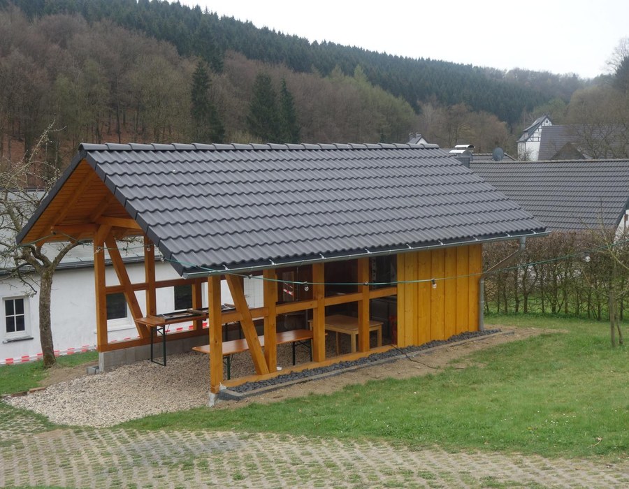 Gartenhaus und Grillpavillon im Apfelhof des Haus Dumicketal