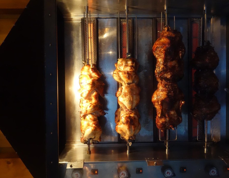 Fleischspieße an einer Grillstation im Grillpavillon des Haus Dumicketal