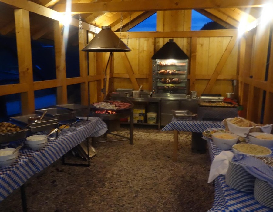 Überdachter Grillpavillon mit Sitzbänken, Tischen und Grillstelle