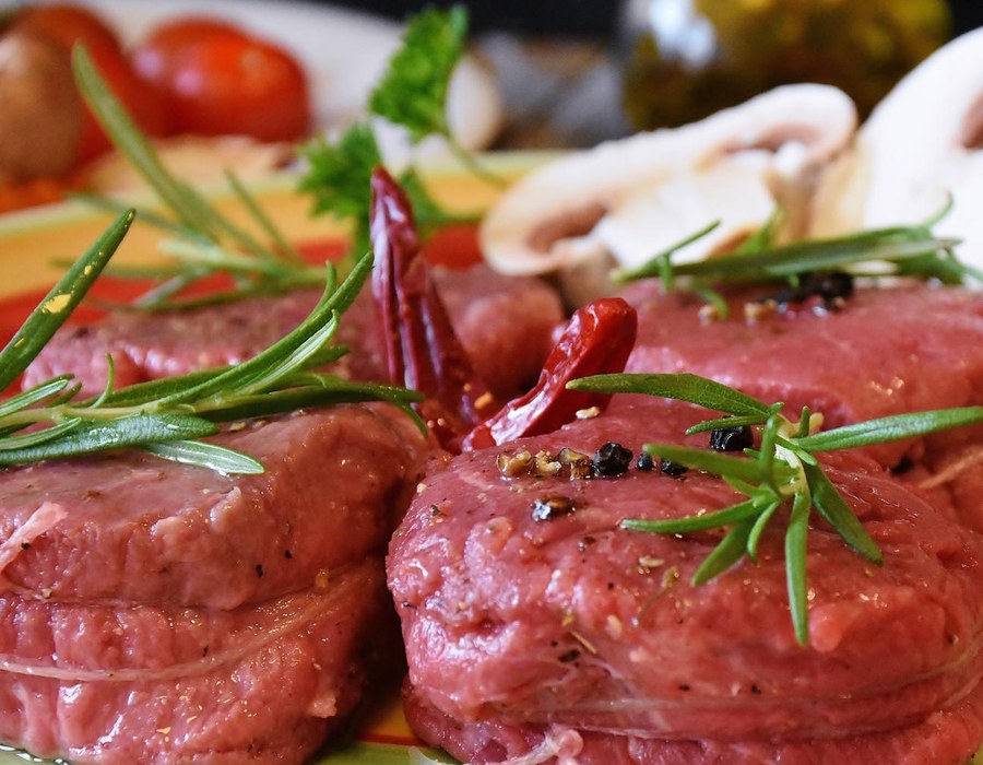 Grillfleisch mit Kräutern, Tomaten und Gewürzen für ein Grillbuffet