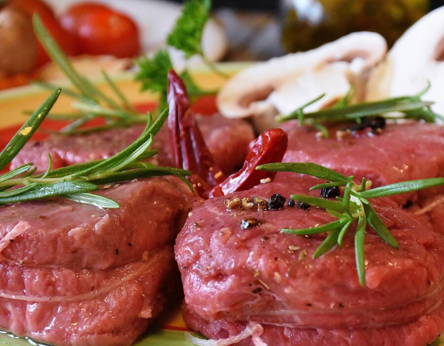 Rohes Grillfleisch mit Kräutern, Gewürzen und Gemüse für das BBQ Buffet