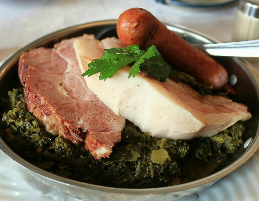 Grünkohl mit Kassler Mettwurst Sauerland Grünkohl mit Kassler, Mettwurst und Fleisch in einem Topf