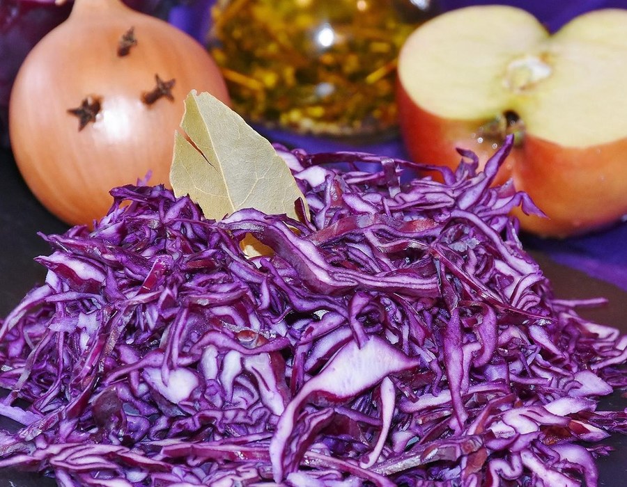 Frisch geschnittener Rotkohl mit Apfel, Zwiebel und Gewürzen