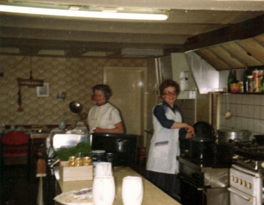 Familienbetrieb Haus Dumicketal Tradition Historische Aufnahme aus der Küche mit Mitarbeitern bei der Arbeit