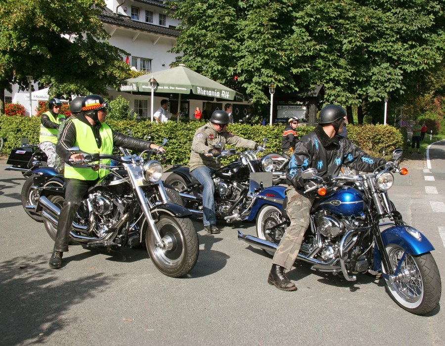 Kurvenspaß Sauerland Motorrad Hotel Motorradfahrer vor dem Haus Dumicketal bei einer gemeinsamen Tour