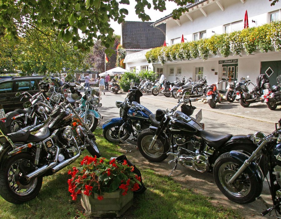 Mehrere Motorräder stehen vor dem Haus Dumicketal im Außenbereich