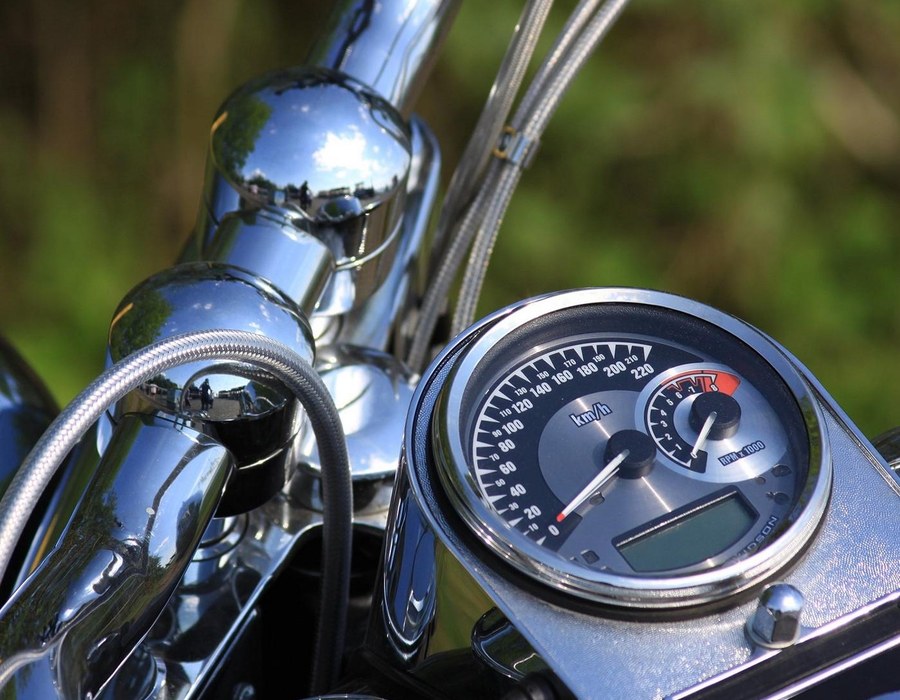 Detailaufnahme eines Motorrads mit Tacho, Chromlenker und Tankanzeige