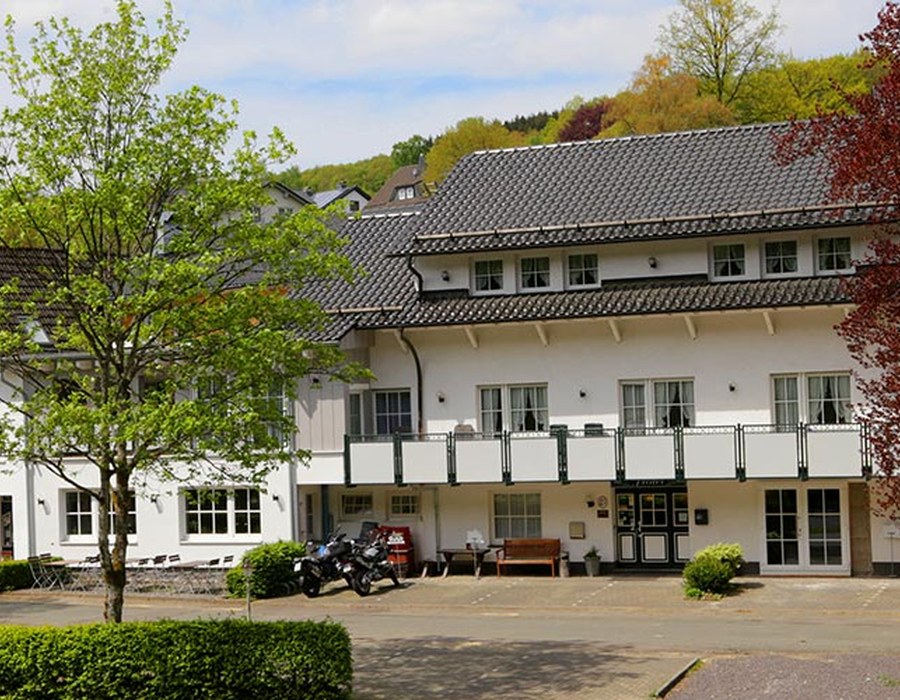 Außenansicht des Haus Dumicketal mit Hotelgebäude und Eingangsbereich
