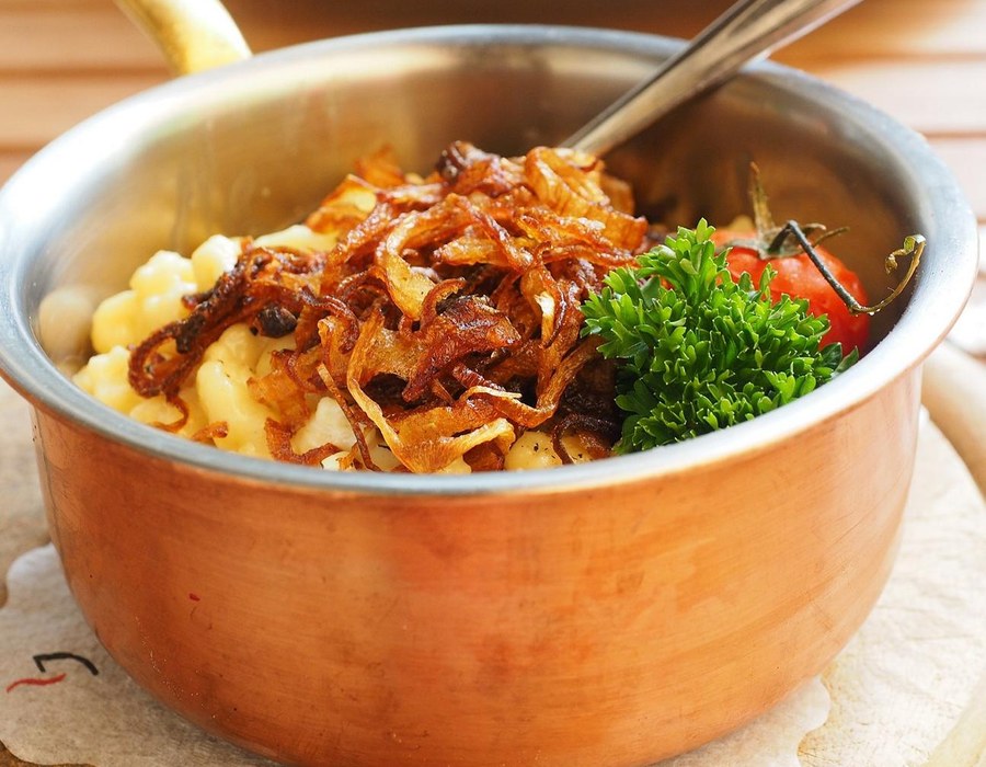 Saisonale Pilzgerichte Sauerland Restaurant Pilzgericht mit gebratenen Zwiebeln, Kräutern und Beilage in einem Topf