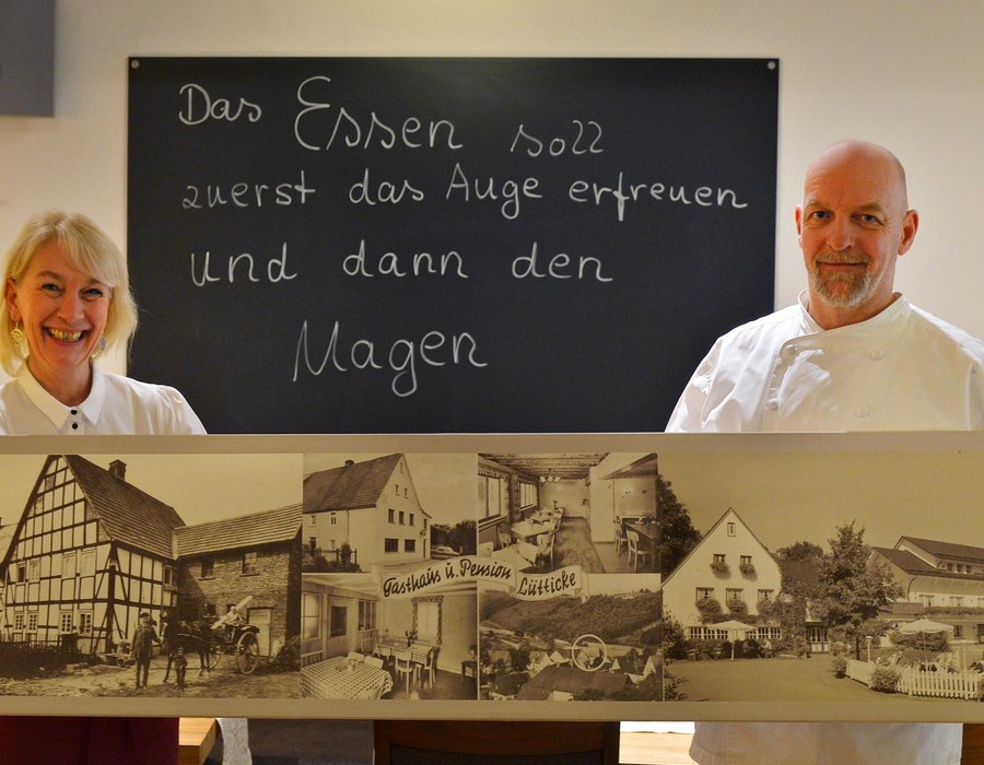 Regionale Küche Sauerland Haus Dumicketal Tafel mit dem Spruch „Das Essen soll zuerst das Auge erfreuen und dann den Magen“