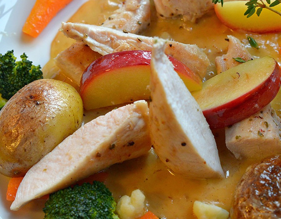 Hausgemachte Speisen Sauerland Restaurant Hausgemachtes Gericht mit Fleisch, Apfel, Gemüse und Sauce auf einem Teller