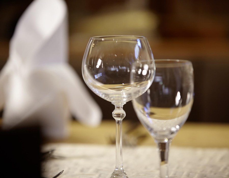 Restaurant Sauerland regionale Küche Dumicketal Weingläser auf einem gedeckten Tisch im Restaurant