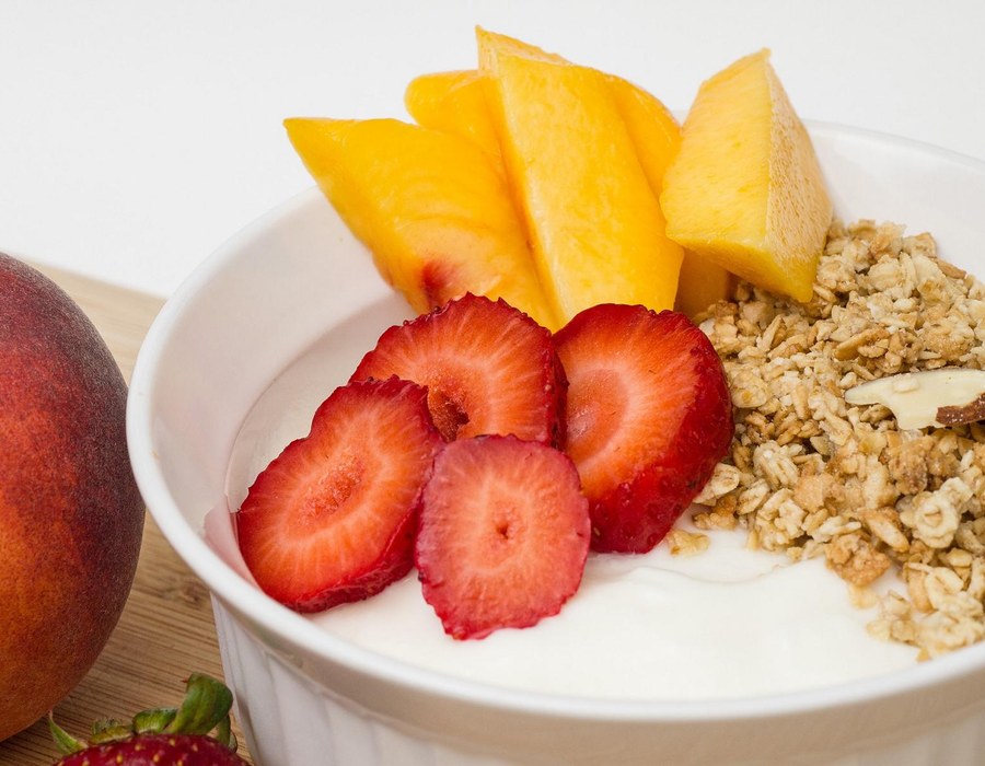 Frühstück mit regionalen Produkten Sauerland Schale mit Joghurt, Müsli, Erdbeeren, Mango und Apfel zum Frühstück