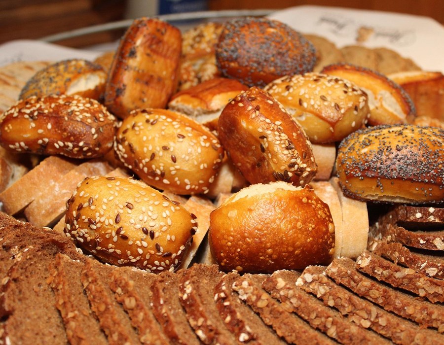 Frische Brötchen Frühstück Sauerland Korb mit verschiedenen frisch gebackenen Brötchen und Laugengebäck