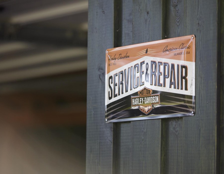 Schild mit der Aufschrift Service & Repair für Motorräder