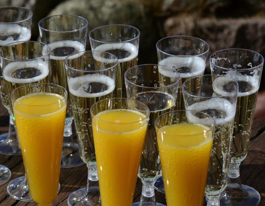 Gläser mit Sekt und Orangensaft für einen festlichen Empfang