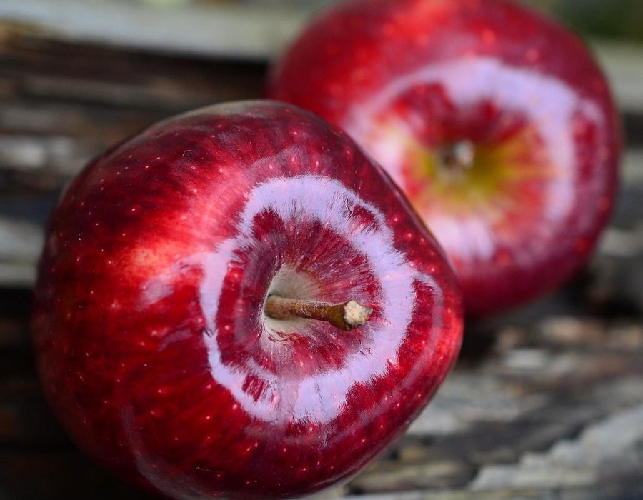Rote Äpfel als saisonale Zutat für herbstliche Wildgerichte